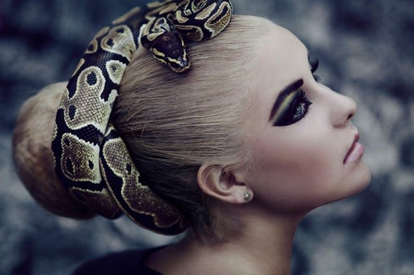 Девушка змея