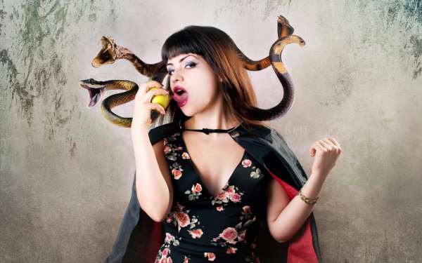 Девушка змея