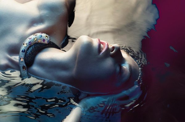 Девушка змея