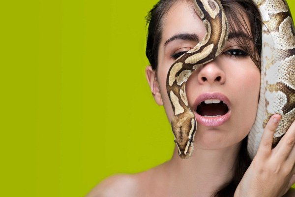 Девушка змея