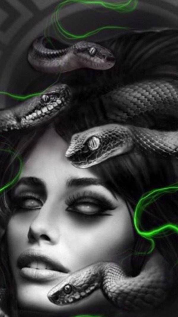 Девушка змея