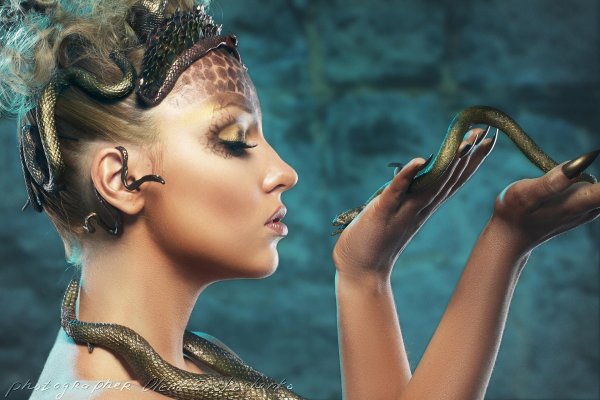 Девушка змея