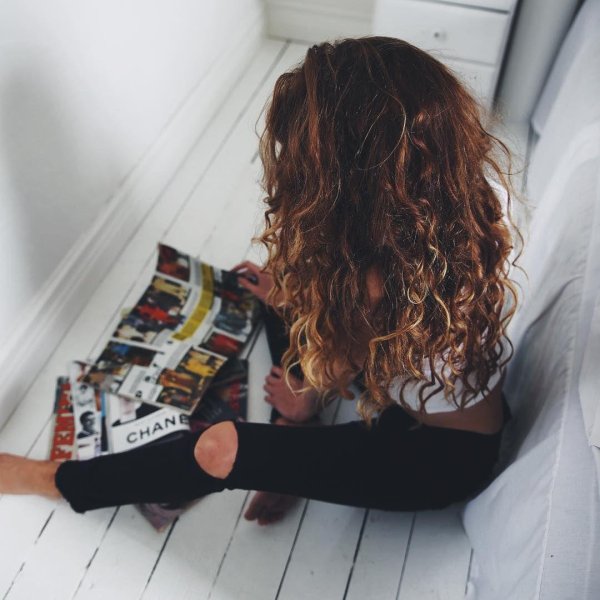 Кудрявая девушка