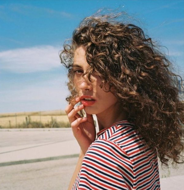 Кудрявая девушка