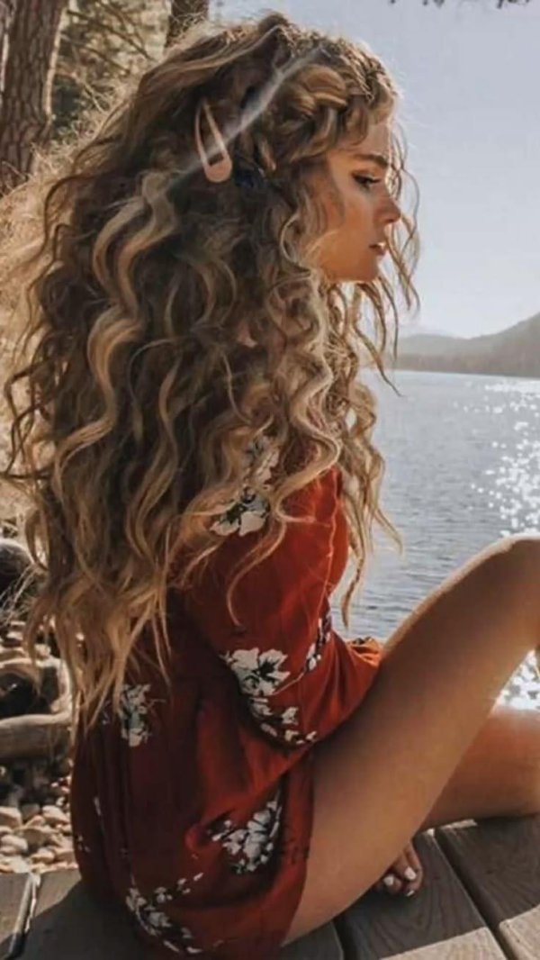 Кудрявая девушка