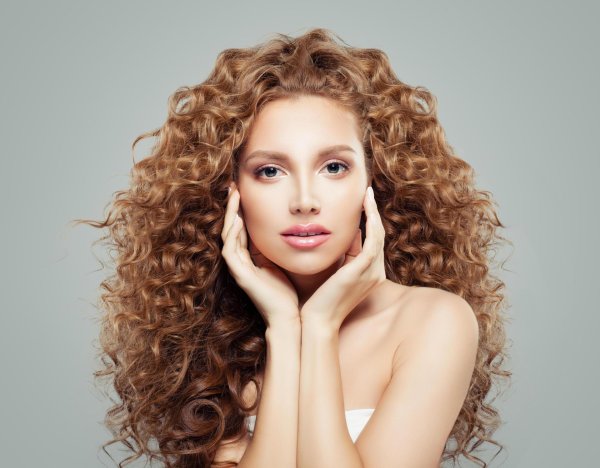Кудрявая девушка