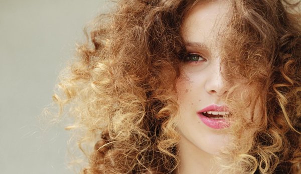 Кудрявая девушка