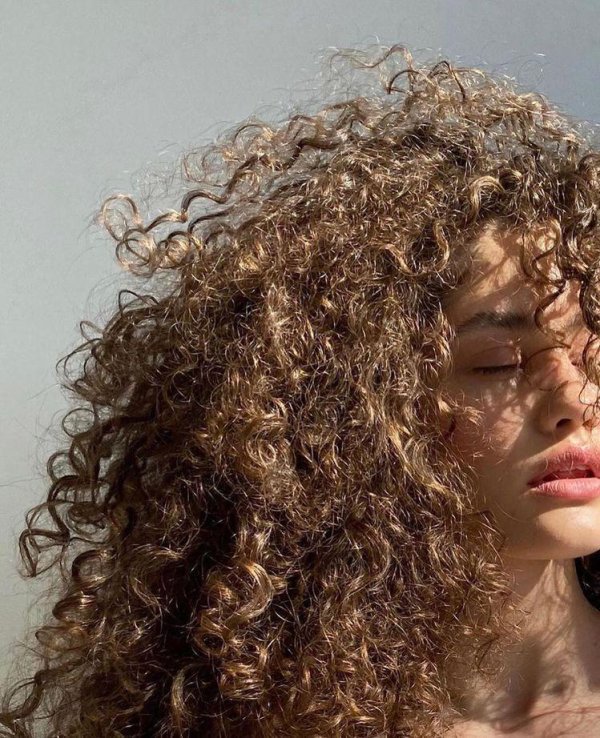 Кудрявая девушка