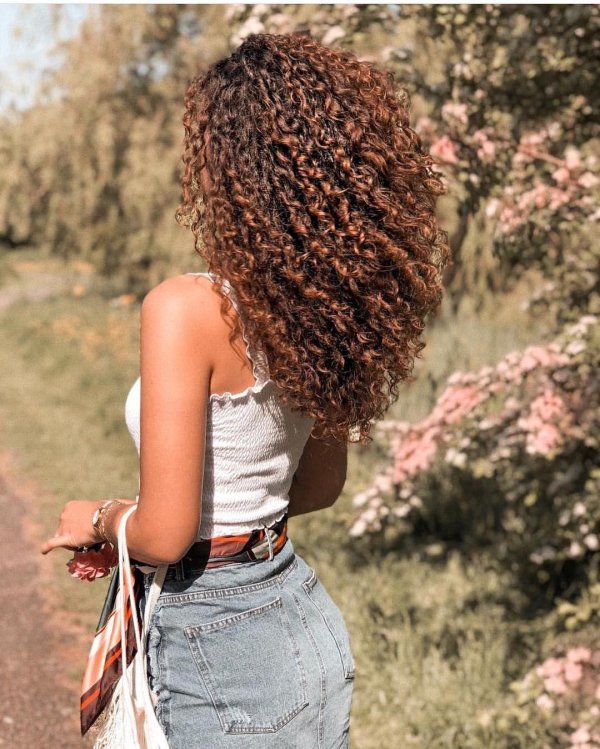 Кудрявая девушка