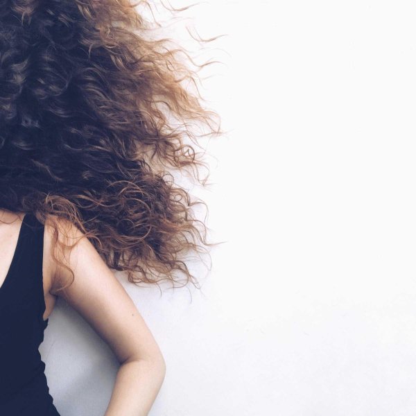 Кудрявая девушка