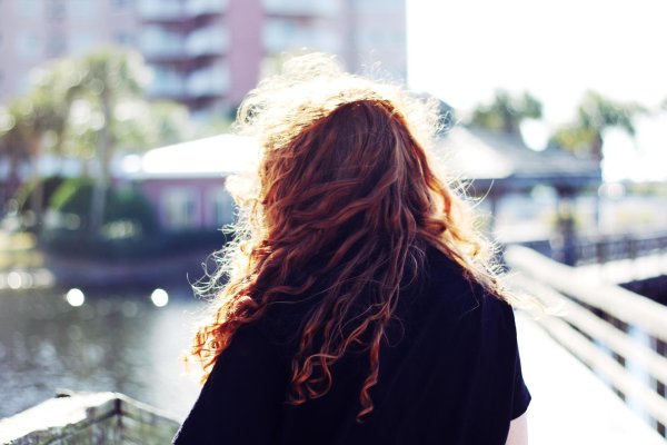 Кудрявая девушка