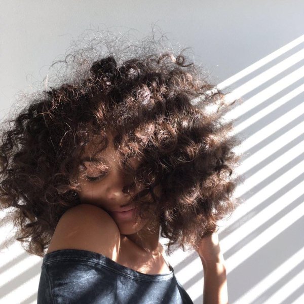 Кудрявая девушка