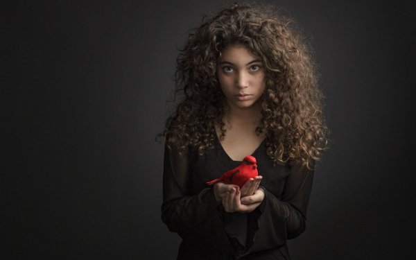 Кудрявая девушка