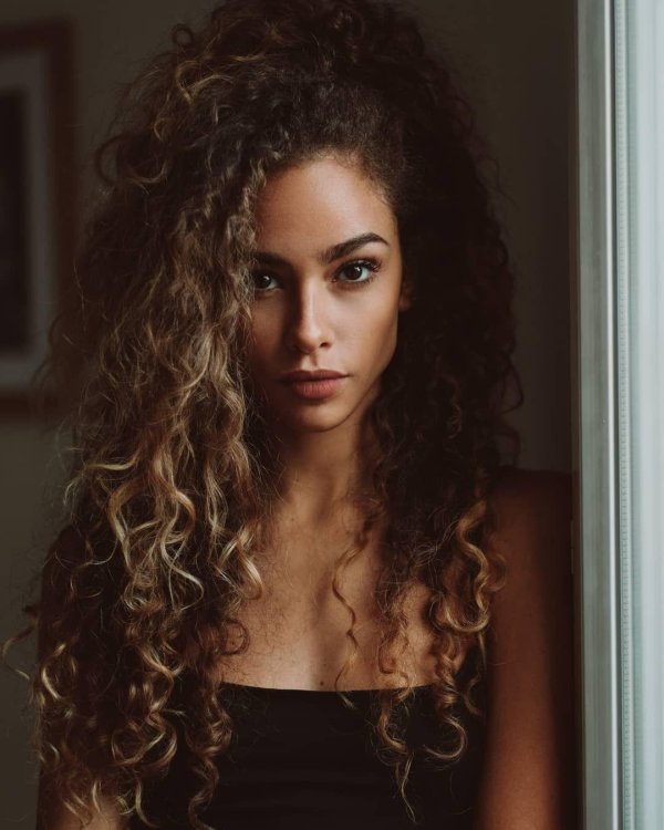 Кудрявая девушка