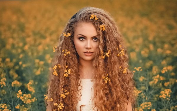 Кудрявая девушка