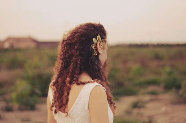 Кудрявая девушка