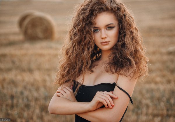 Кудрявая девушка