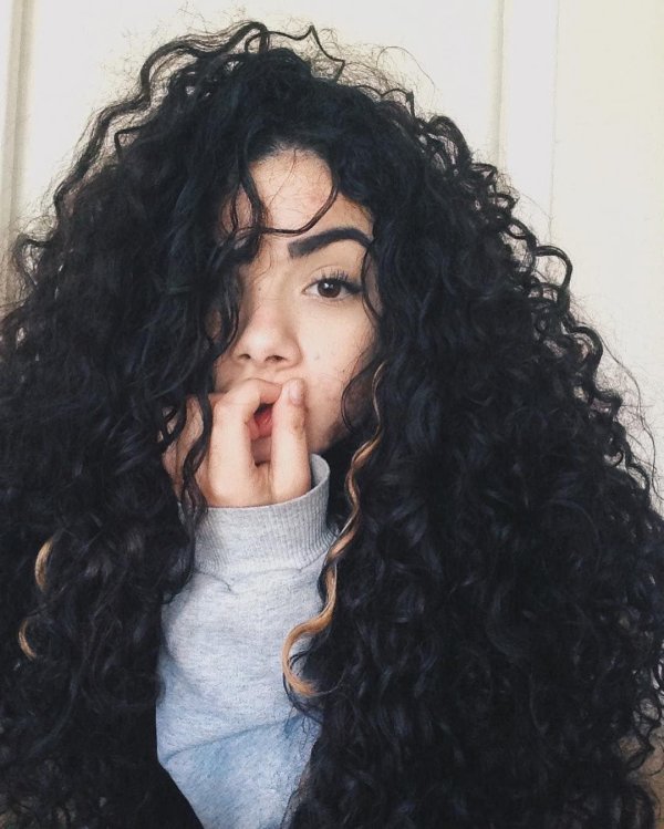 Кудрявая девушка