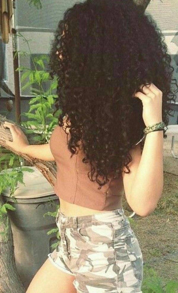 Кудрявая девушка