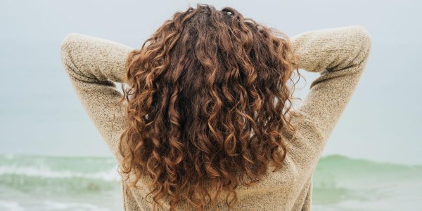 Кудрявая девушка