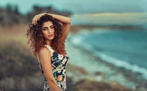 Кудрявая девушка