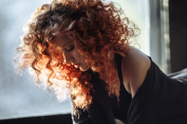 Кудрявая девушка