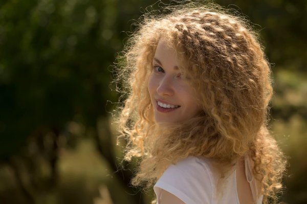 Кудрявая девушка