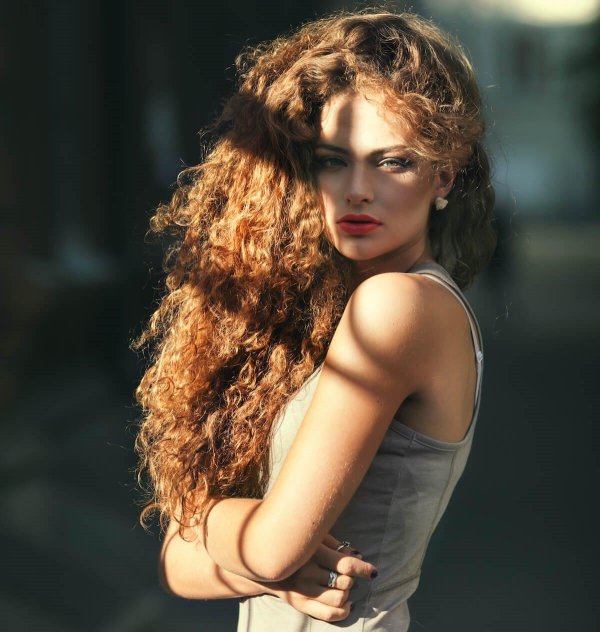 Кудрявая девушка