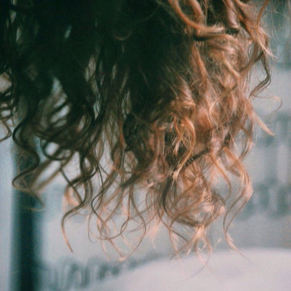 Кудрявая девушка