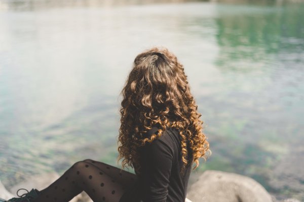 Кудрявая девушка