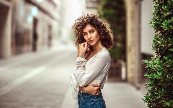 Кудрявая девушка