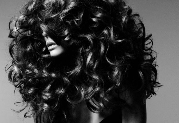 Кудрявая девушка