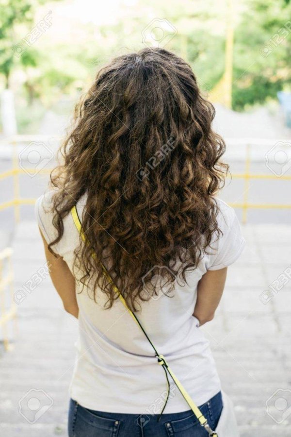 Кудрявая девушка