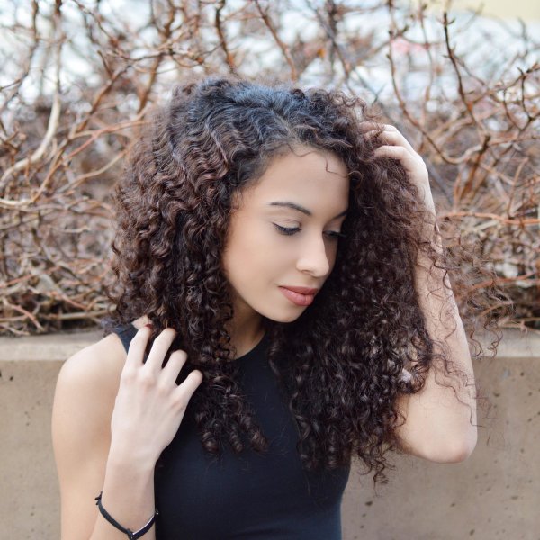 Кудрявая девушка