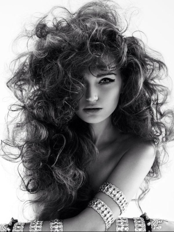 Кудрявая девушка