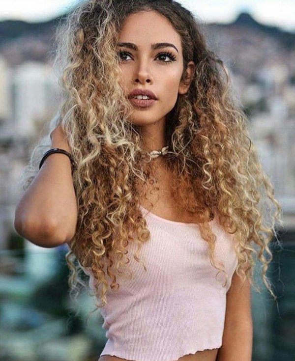 Кудрявая девушка