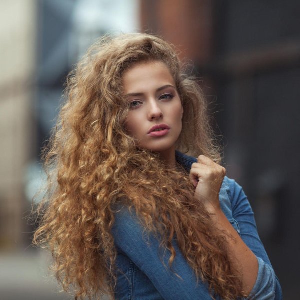 Кудрявая девушка