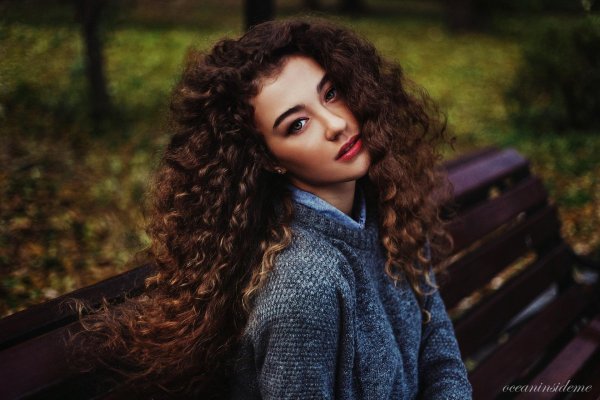 Кудрявая девушка