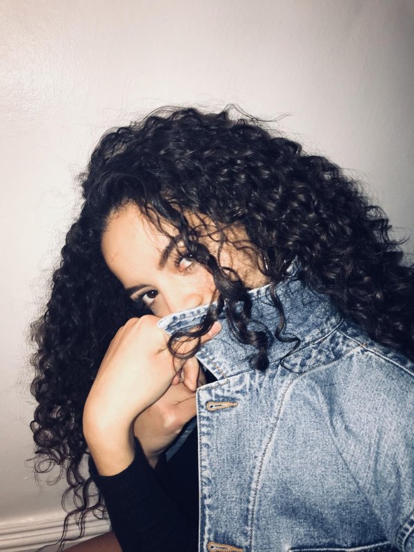 Кудрявая девушка