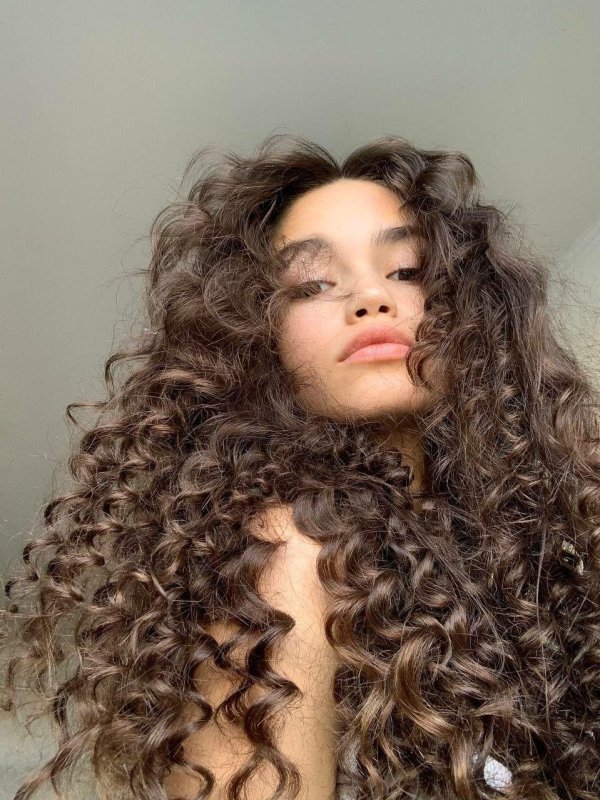 Кудрявая девушка