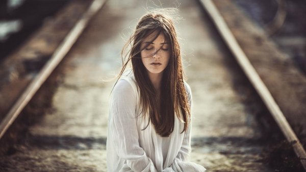 Печальная девушка