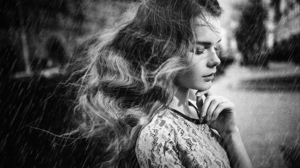 Печальная девушка