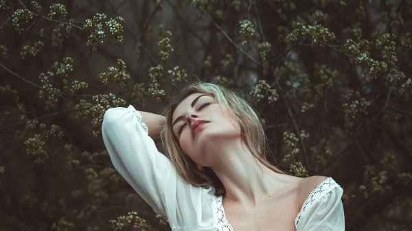 Печальная девушка