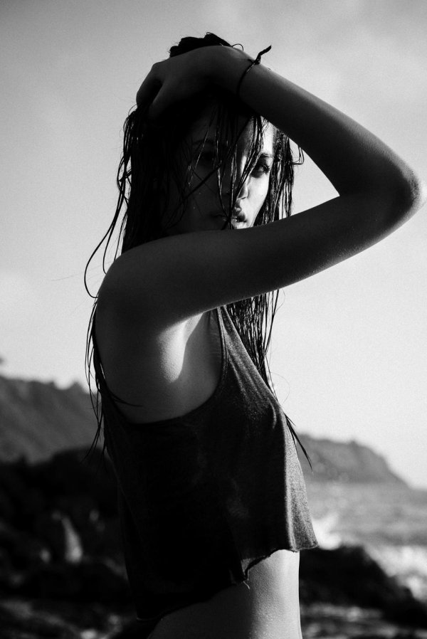 Печальная девушка