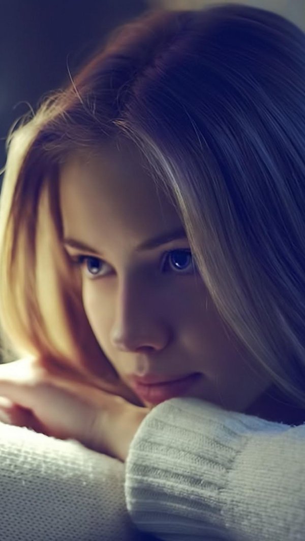 Печальная девушка