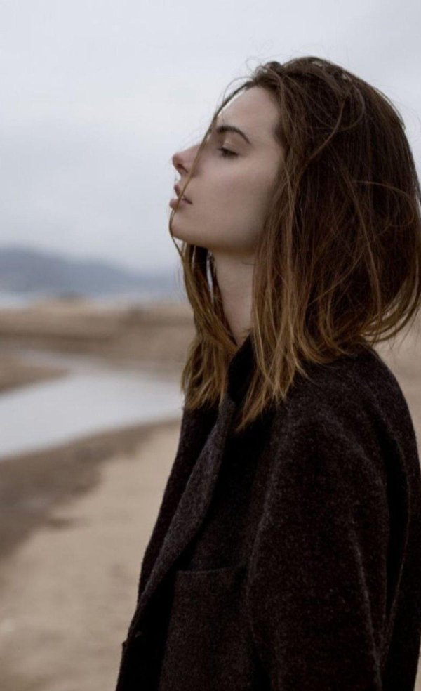 Печальная девушка