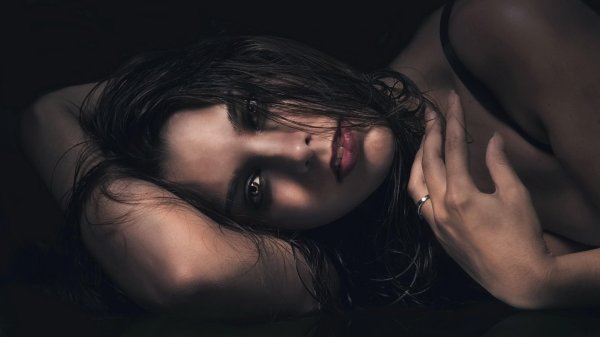 Печальная девушка