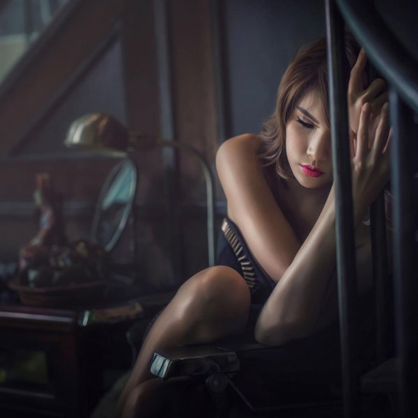 Печальная девушка