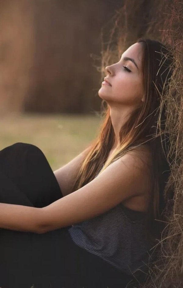 Печальная девушка