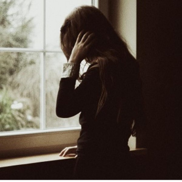 Печальная девушка